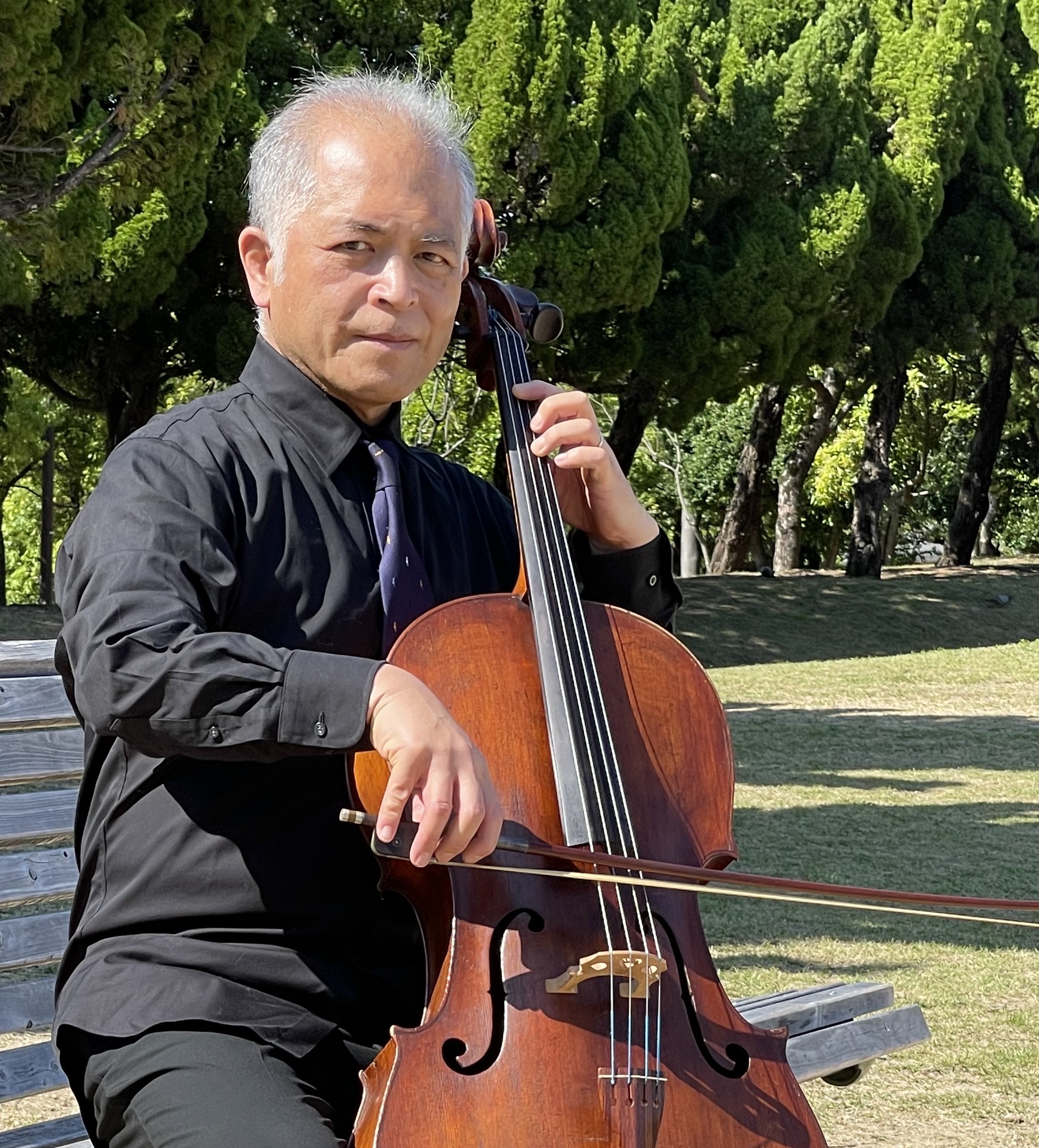 チェロを持つ講師・川内昌典